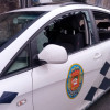 Vehículos policiales dañados en unos disturbios en el poblado del Vao