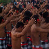 Mozos a ingerpretar a danza Kechak no templo de Uluwatu
