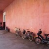 Bicicletas xunto a  un muro da medina