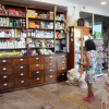 Expositor con produtos para as pragas en Droguería Esteban