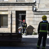 Los bomberos regresan para inspeccionar la casa de Filgueira Valverde incendiada en Arzobispo Malvar