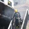 Tareas de extinción del incendio en una casa de A Barcia, en Marcón