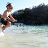 Niño en una playa de Marín