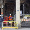 Trabajos de desescombro del edificio incendiado en A Ferrería