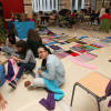 Alumnado, profesorado e familias do IES Luis Seoane tece mantas no proxecto Tecidos de Paz