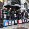 Concentración de trabajadores de Elnosa con maletas ante el Concello de Pontevedra