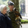 Unha militar da Brilat na mostra da Alameda porta a ave rapaz, icona da brigada