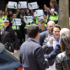 Los trabajadores de Ence se concentraron a las puertas de la comida-mitin del PSOE y se reunieron con la ministra de Trabajo