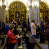 Persoas devotas na Igrexa de San Bartolomeu durante este Venres Santo