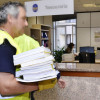 Funcionarios municipales retirando la documentación solicitada por Aduanas sobre Aquagest