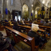 Personas devotas en la Basílica de Santa María este Viernes Santo