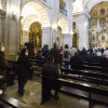 Persoas devotas na Igrexa de San Bartolomeu durante este Venres Santo