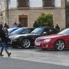 Concentración de vehículos clásicos y deportivos en la plaza de España