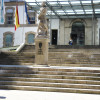 Instalación da estatua de Francisco Asorey na escalinata de acceso ao Hospital Provincial