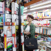 Mujer en una librería