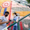 Alberto Oubiña visita aos participantes no 'Obradoiro Mural Artístico Colectivo'
