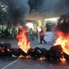 Traballadores de ENCE cortan o tráfico na estrada de Marín