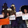 Estudantes Erasmus repartindo apertas na Praza da Peregrina
