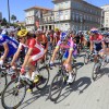Salida neutralizada da segunda etapa de La Vuelta na Praza de España de Pontevedra