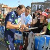 Alejandro Valverde firmando autógrafos en Pontevedra ao inicio de la segunda etapa de La Vuelta