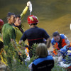 O cabo Vicente Ferrería (camiseta verde) botouse á auga para rescatar o pescador do río Lérez