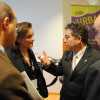 Miguel Fernández Lores hablando con la presidenta de Intermodes antes de recibir el premio