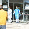 El personal del ambulatorio Virgen Peregrina recurre a bolsas de basura ante la carencia de EPIS