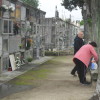 Arreglos de tumbas en el cementerio de San Amaro