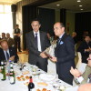 El ex comisario Salgado recibe un regalo de manos del comisario en funciones de Pontevedra, Antonio Rodríguez