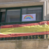Balcóns da cidade con mensaxes de ánimo durante o estado de alarma