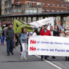 Manifestación contra o peche de Raiña Vitoria