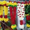 Coloridas guirlandas de flores nunha florería de Little India