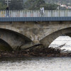 Puente de O Burgo atascado tras el paso de la borrasca Domingos