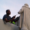 A estatua de Colón recupera a súa man