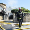 Tareas de extinción del incendio en una casa de A Barcia, en Marcón