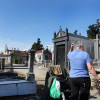 Visitantes en el cementerio de San Mauro tras su reapertura