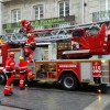 Los bomberos intervienen ante desprendimientos en la calle Riestra