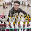 Montaje de cofradías de Semana Santa con 'clicks' de Playmobil en el escaparate de 'La Cata'