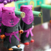 Montaje de cofradías de Semana Santa con 'clicks' de Playmobil en el escaparate de 'La Cata'