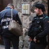Policía italiana y Guardia Civil en el registro practicado en la vivienda de Samieira