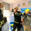 Visita de los bomberos de Pontevedra a los pacientes del área infantil del Hospital Provincial