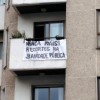 Pancartas instaladas en balcones y ventanas de Pontevedra