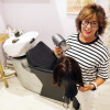 Ana Barros prepara una peluca en la "cabina VIP"