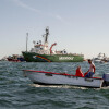 Protesta marítima contra a fábrica de celulosa de Altri na chegada del Arctic Sunrise