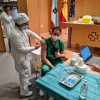 Anxo Abal Domínguez, profesional de enfermería de la Unidad de Cuidados Críticos, primer vacunado en Montecelo