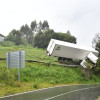 Aparatoso accidente dun camión en Barro
