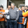 Miembros de la plataforma anti-compostaje entrando en el pleno de investidura de Pontevedra