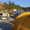 Traballadores de ENCE cortan o tráfico no Nudo do Pino