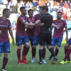 Los jugadores rodean al árbitro en el partido entre Pontevedra y Unión Adarve en Pasarón
