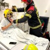 Visita de los bomberos de Pontevedra a los pacientes del área infantil del Hospital Provincial